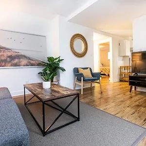  Apartment Charming Two-bedroom Getaway With Large Private Yard