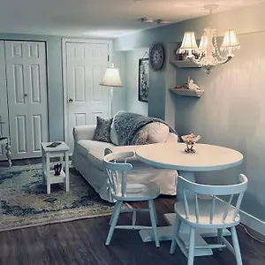  Holiday home Quaint 1 Bedroom Lower In Victoria, Bc